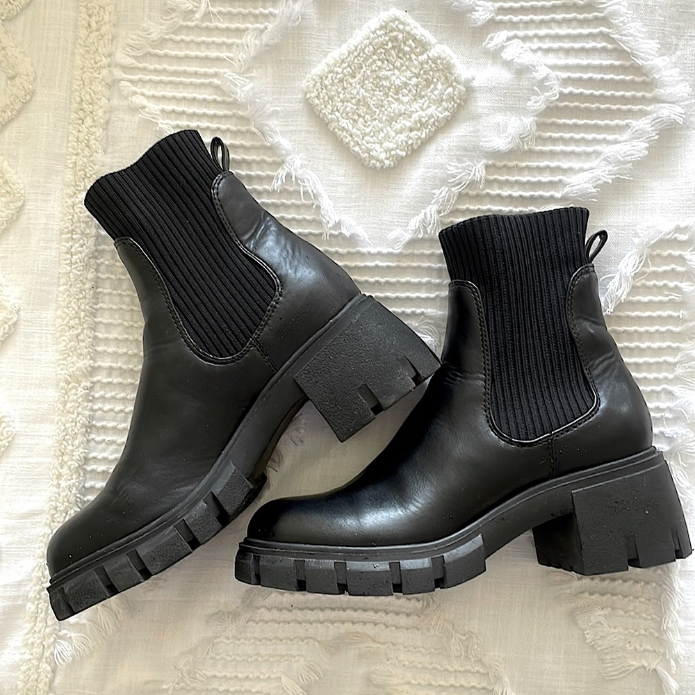 Steve Madden size 6 Hutch Black Bootie